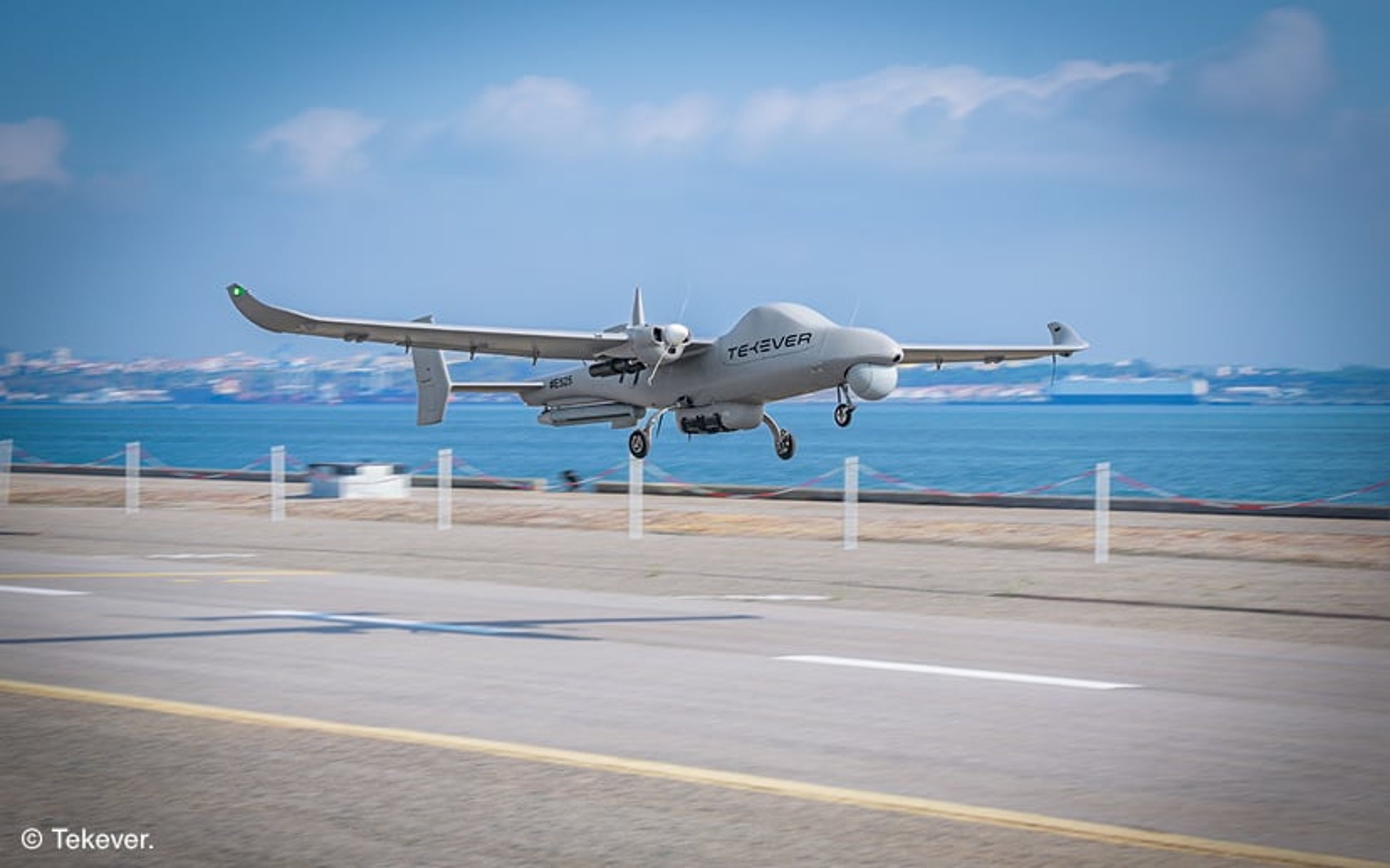 A drone plane taking off from a runway. © Tekever.